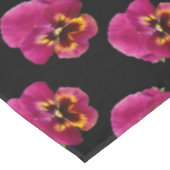 magenta pansies op zwart, tafelkleed (Gekanteld)
