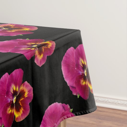 magenta pansies op zwart, tafelkleed (Voorbeeld)