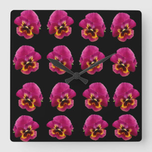 magenta pansies op zwart, vierkante klok