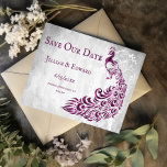 Magenta Peacock Leaf Vine Save the Date Aankondiging<br><div class="desc">Personaliseer een unieke huwelijksaankondiging met een Magenta Peacock Leaf Vine Save the Date. Het aankondigingsontwerp beschikt over een lichtgrijze grunge-achtergrond met een levendige magenta-pauw met een botanische verfraaiing van wijnstokken en tekst die u kunt personaliseren met uw huwelijksdatumdetails. Extra opslaan van de datum aankondiging beschikbaar voor dit ontwerp in een...</div>