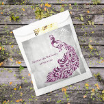 Magenta Peacock Leaf Vine Wedding Favor Bags Bedankzakje<br><div class="desc">Geef je gasten een huwelijksgunst met een set magenta Peacock Leaf Vine Wedding Favor Bag. Het ontwerp van de tas is voorzien van een lichtgrijze grijze achtergrond met een levendige magenta pauw met een bladwijnenversiering. Pas de bruidegom en de bruidnamen aan samen met de trouwdatum. Extra trouwbenodigdheden zijn ook beschikbaar...</div>