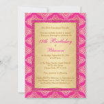 Magenta Pink, Gold Damask 18th Birthday Invitation Kaart<br><div class="desc">Voeg wat glitz en glam toe aan uw 18e verjaardag met deze chic hot magenta roze en gouddemask patroon 18e verjaardagsuitnodiging met PRINTED roze glitter border. Het wordt hier getoond op basispapier, maar het zou er extra mooi uitzien op het parelschouderpapier, dat er een subtiele glans aan heeft die alle...</div>