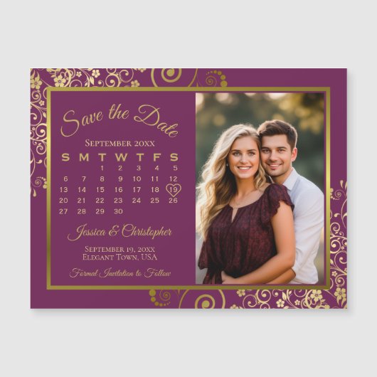 Magenta Plum Gold Calendar Foto Opslaan Datum Magn Magnetische Uitnodiging (Voorkant)