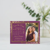 Magenta Plum Gold Wedding Save Datum Kalender Foto Aankondigingskaart (Staand voorkant)