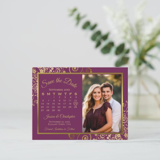 Magenta Plum Gold Wedding Save Datum Kalender Foto Aankondigingskaart (Staand voorkant)