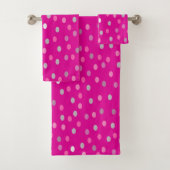 Magenta Polka Dots Bad Handdoek (Insitu)