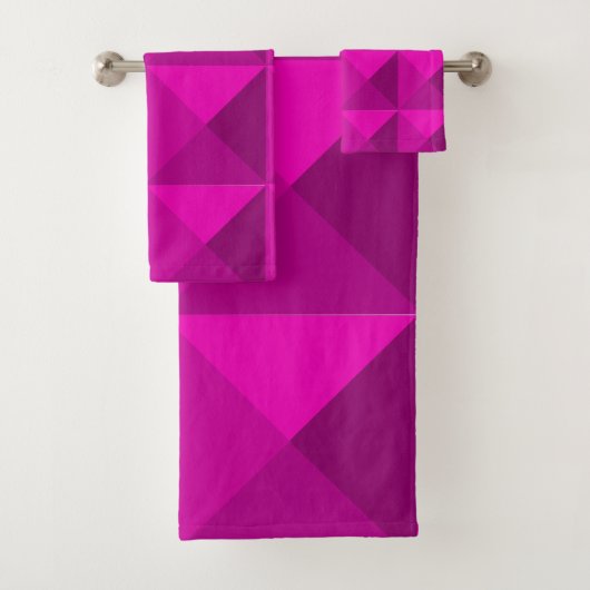 Magenta Pyramids Bad Handdoek (Insitu)