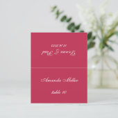 Magenta Red Wedding Place Card Gedrukte Gastenaam (Staand voorkant)