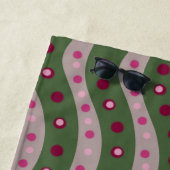 Magenta Roze Groen Springtime Polka Dot Patroon Strandlaken (In situ)