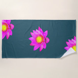 Magenta Roze Lotusbloemen op Blauw Strandlaken