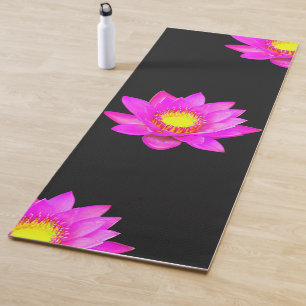 Magenta Roze Lotusbloemen op Zwarte Yogamat
