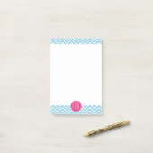Magenta roze monogram met lichtblauw Chevron Post-it® Notes (Op bureau)
