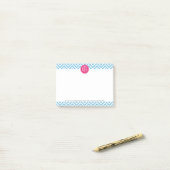 Magenta roze monogram met lichtblauw Chevron Post-it® Notes (Op bureau)