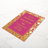 Magenta roze Real Gold Foil Damask Wedding Folie Uitnodiging (Gedraaid)