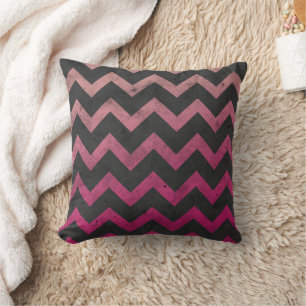 Magenta roze rode ombre donkergrijze chevron patro kussen