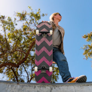 Magenta roze rode ombre donkergrijze chevron patro persoonlijk skateboard