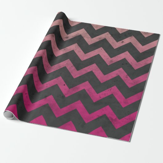 Magenta roze rood ombre donkergrijs chevron patroo cadeaupapier (Uitgerold)