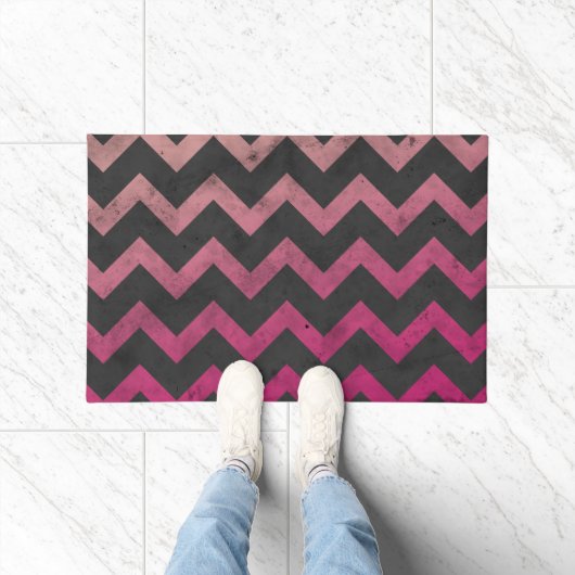 Magenta roze rood ombre donkergrijs chevron patroo deurmat (Binnen)