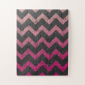 Magenta roze rood ombre donkergrijs chevron patroo legpuzzel (Verticaal)