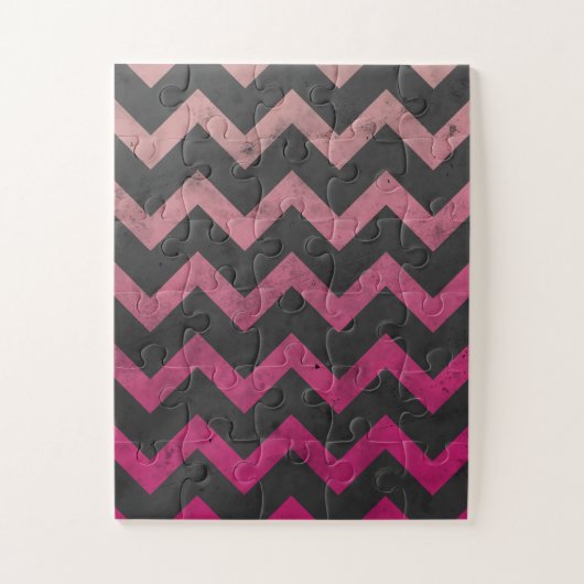 Magenta roze rood ombre donkergrijs chevron patroo legpuzzel (Verticaal)