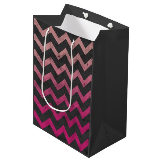 Magenta roze rood ombre donkergrijs chevron patroo medium cadeauzakje (Voorkant Gekanteld)