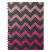 Magenta roze rood ombre donkergrijs chevron patroo notitieboek (Voorkant)