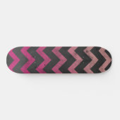 Magenta roze rood ombre donkergrijs chevron patroo persoonlijk skateboard (Horizontaal)