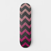 Magenta roze rood ombre donkergrijs chevron patroo persoonlijk skateboard (Voorkant)