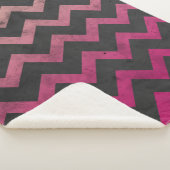 Magenta roze rood ombre donkergrijs chevron patroo sherpa deken (3/4)