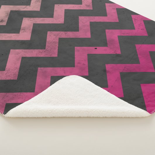 Magenta roze rood ombre donkergrijs chevron patroo sherpa deken (3/4)