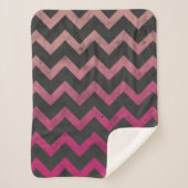 Magenta roze rood ombre donkergrijs chevron patroo sherpa deken (Voorkant)