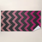 Magenta roze rood ombre donkergrijs chevron patroo strandlaken (Voorkant)