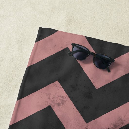 Magenta roze rood ombre donkergrijs chevron patroo strandlaken (In situ)