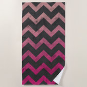Magenta roze rood ombre donkergrijs chevron patroo strandlaken (Voorkant)