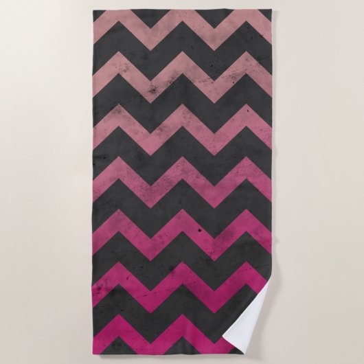 Magenta roze rood ombre donkergrijs chevron patroo strandlaken (Voorkant)