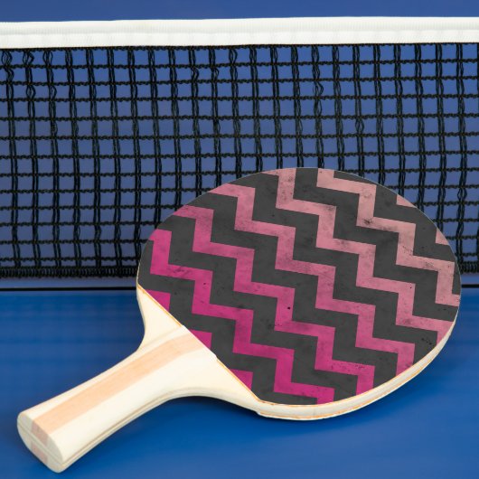 Magenta roze rood ombre donkergrijs chevron patroo tafeltennisbatje (Insitu)