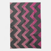 Magenta roze rood ombre donkergrijs chevron patroo theedoek (Verticaal)