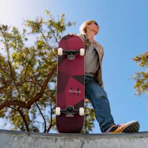 Magenta roze rood zwart geometriepatroon Monogram Persoonlijk Skateboard