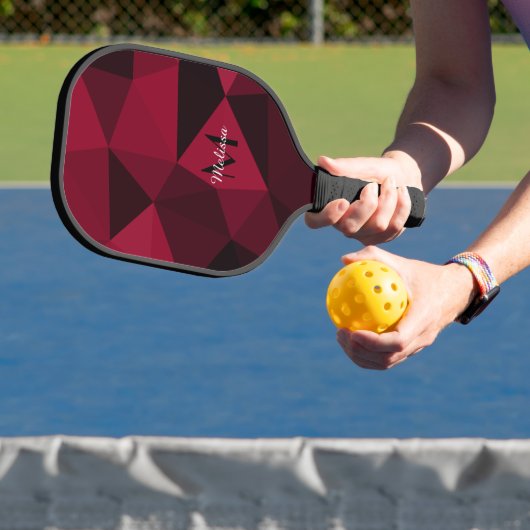 Magenta roze rood zwart geometriepatroon Monogram Pickleball Paddle (Insitu)