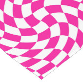 Magenta Roze & Wit Warped Chic Checkered Pattern Korte Tafelloper (Hoek)
