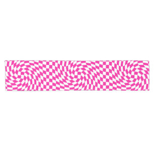 Magenta Roze & Wit Warped Chic Checkered Pattern Korte Tafelloper