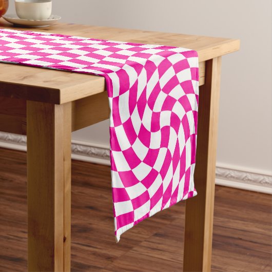 Magenta Roze & Wit Warped Chic Checkered Pattern Korte Tafelloper (Voorbeeld)