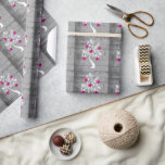 Magenta Tree of Hearts Wedding Wrapping Paper Cadeaupapier<br><div class="desc">De geschenken van de omslag voor de bruid en groom met een rol van Magenta Boom van het Wrappende Papier van het Hoorsenhuwelijk. Het papierontwerp voor de onmiddellijke verpakking is voorzien van een grijze houten achtergrond voorzien van een boom met bloeiende harten op de takken. Extra trouwbenodigdheden en geschenken zijn...</div>