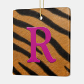 Magenta voor Tiger Fur Gepersonaliseerd monogram e Keramisch Ornament (Links)