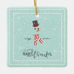 Magic and Wonder Kerstmis Snowman Mint ID440 Keramisch Ornament<br><div class="desc">Een prachtig minimalistisch kerstkeramisch ornament met een gestileerde sneeuwpop in wit op een groene achtergrond met sneeuwvlokken en sterren. De rendabele typografie van 'Magic and Wonder' voltooit het ontwerp. Voeg bij voorkeur jouw naam toe aan personaliseren. Zoek ID440 om andere coördinerende producten en extra kleurenopties voor dit ontwerp te zien....</div>