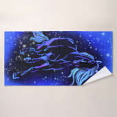 Magic Blue Horse die op de maanlichte Sterrennacht Badhanddoek (Badhanddoek)