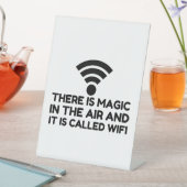MAGIC IN DE LUCHT IS WIFI RECLAMEBORD MET VOETSTUK (Insitu)