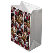 Magic in His Hands: A Christmas Spark Medium Cadeauzakje (Voorkant Gekanteld)