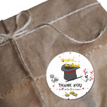 Magic Show Joint Birthday Bedankt van Names Ronde Sticker<br><div class="desc">The Magic Show Joint Birthday Thank You van Names Round Stickers zijn geweldig om feestgasten te bedanken voor het bijwonen van een magisch verjaardagsfeest van twee verjaardagskinderen. Een themalabel met het pet van een goochelaar en andere hulpmiddelen van de goochelaar zoals toverstaf, munten, dobbelstenen en kaarten. 🖹 Invoegen jouw tekst...</div>