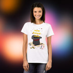 Magic Show Verjaardag Thema Party Parent T-shirt<br><div class="desc">Het Magic Show verjaardagsthemafeest oudershirt voor ouders maakt een geweldig Magic Show verjaardagsfeestaccessoire. 🖹 Invoegen jouw tekst bewerken elementkleuren 📧 vragen over een aangepast ontwerp beatecisse@kbmd3signs.com 🌐Bezoek voor tips en ideeën over kleur,  kunst en decor,  www.KBMD3signs.com</div>